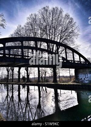 Arqué pont routier sur un canal français Banque D'Images