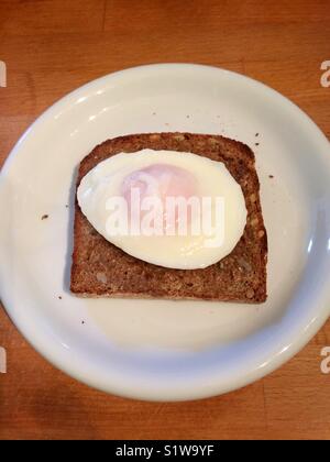 Oeuf poché sur toast Banque D'Images