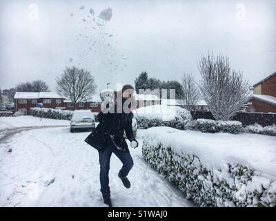 Man throwing snowball Banque D'Images