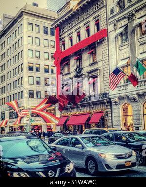 La circulation automobile sur la Cinquième Avenue en face de Cartier et Ferragamo magasins pendant la saison de vacances, New York, United States Banque D'Images