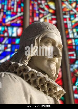 Statue de l'anglais figure historique contre le vitrail de l'arrière-plan. Tête et épaule shot. Banque D'Images