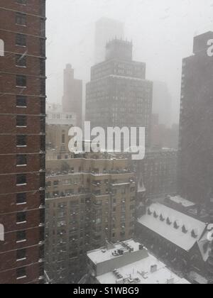 Neige tourbillonnante à midtown Manhattan pendant le cyclone bombe, janvier 2018, New York City, USA Banque D'Images