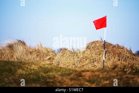 Drapeau rouge sur le parcours de Golf de Carnoustie, Angus, Scotland Banque D'Images