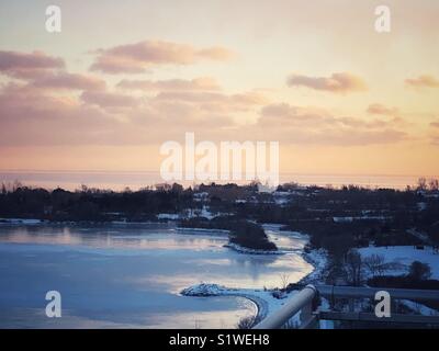 Le soleil se couche sur le lac Ontario à Toronto. Banque D'Images