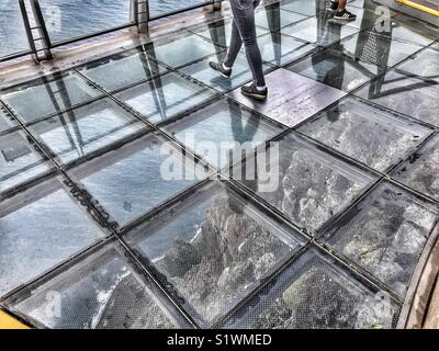 Les gens debout sur la plate-forme d'observation skywalk verre 580m au-dessus de la mer, Miradouro do Cabo Girao, Madeira, Portugal Banque D'Images