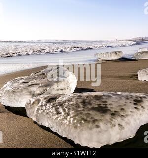 À partir de la glace de la rivière Kushiro échoués à terre à Otsu Motomachi, Obihiro, Hokkaido, Japon Banque D'Images