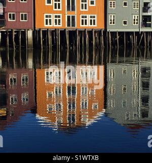 Ancien entrepôt de pêche reflétant dans la rivière Nidelva, Trondheim, dors Nord-trondelag, Norvège, Scandinavie, l'Europe. Banque D'Images