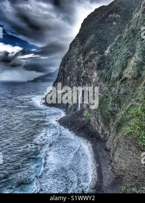 Vue côtière avec Bridal Veil Falls et de la vieille route côtière, en raison de l'arrêt par la chute de rochers et les glissements de terrain, Madeira, Portugal Banque D'Images