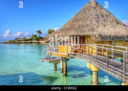 Au fil de l'eau bungalow à Bora-Bora, Polynésie française. Dans le Pacifique Sud. Banque D'Images