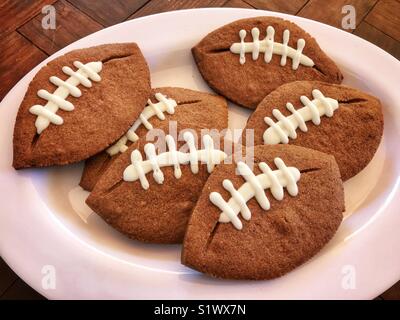 Des biscuits au chocolat sont façonnées et décorées comme des ballons de football. Banque D'Images