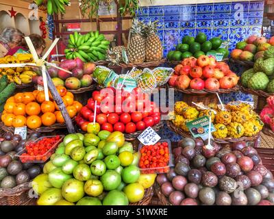 Les fruits cultivés localement, y compris les fruits de la passion, grenade et les mangues en vente sur un stand au marché Mercado DOS Lavradores, Funchal, Madeira, Portugal Banque D'Images