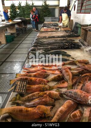 Poissonnerie avec des poissons pour la vente, y compris les sabres noirs, du marché aux poissons, le Mercado DOS Lavradores, Funchal, Madeira, Portugal Banque D'Images