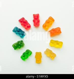 Gummy bears dans l'ordre de l'arc-en-ciel disposées en cercle Banque D'Images