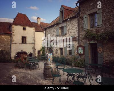 Village médiéval de Châteauneuf en Auxois, Côte d'Or, Bourgogne Franche Comté, France Banque D'Images