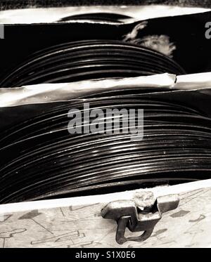 Image en noir et blanc de taille 45 collection de disque de vinyle dans une vieille boîte avec loquet Banque D'Images