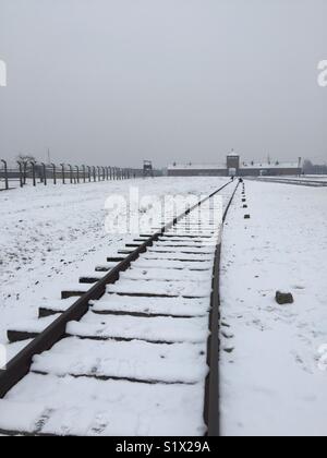 La neige a couvert la voie de chemin de fer d'Auschwitz-Birkenau Banque D'Images