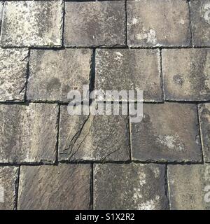 Carreaux en ardoise sur le toit d'un vieux bâtiment de l'hôpital Victoria, à Bournemouth, en Angleterre. Banque D'Images