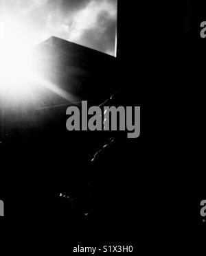 La silhouette rétro-éclairé image d'une femme à Londres UK Banque D'Images