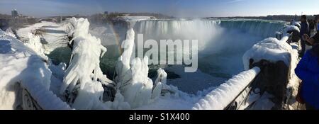 Arc-en-ciel sur les Niagara Falls, Ontario, Canada. Paysage d'hiver panorama des cascades de glace. Destination de voyage préférée dans toutes les conditions météorologiques. Banque D'Images