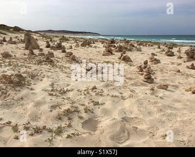 Cairn de pierre cheminées sur une plage de sable, Boa Vista, Cap Vert Banque D'Images