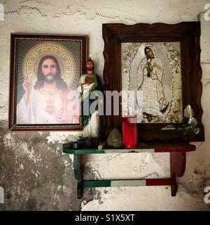 Images du Sacré-Cœur de Jésus Christ, saint Jude Thaddée apôtre et Notre Dame de Guadalupe décorer un autel à Puebla, Mexique Banque D'Images