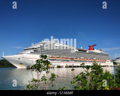 Carnival Dream Cruise Ship Docked in Mahogany Bay Cruise Port. Isla Roatan, Honduras. Banque D'Images