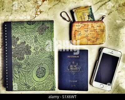 Flatlay la photographie, articles de voyage passeport australien, y compris l'appareil photo reflex numérique, les ordinateurs portables, iPhone, sac à main et de l'argent Banque D'Images