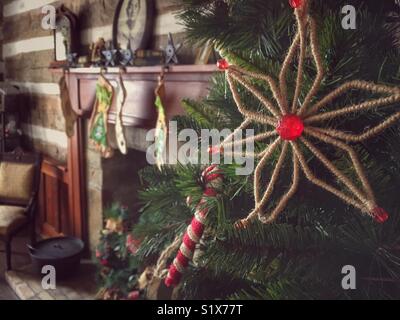 Un Noël avec arbre et bas accrochés sur une cheminée. Banque D'Images