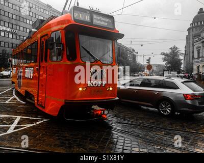 Une photo de l'un des trams rouge emblématique à Helsinki, Finlande Banque D'Images