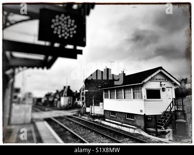 Signal fort en bois, East Suffolk embranchement, Aylesbury, Suffolk, Angleterre. Banque D'Images