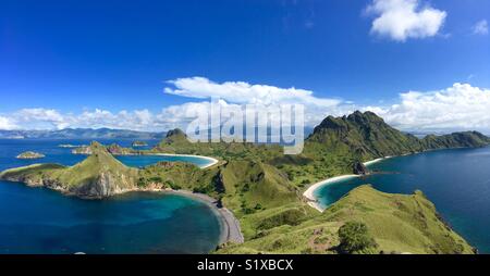 Paysage côtier spectaculaire. Padar Island, le Parc National de Komodo. Banque D'Images