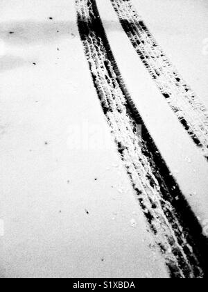 Les traces de pneus dans la neige. Banque D'Images