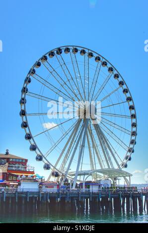 La grande roue sur la jetée de Seattle Washington Banque D'Images