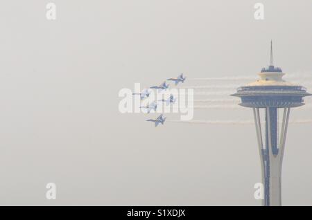 Blue Angels volant en formation au-delà de la Space Needle. Seattle Washington Banque D'Images