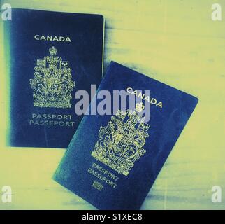 Deux nouveaux passeports Canada bleu Banque D'Images