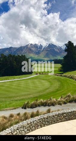 Prendre à la base de Mt. Hutt en Nouvelle Zélande, cette photo dispose d'un paysage sur un incroyable parcours de golf. Banque D'Images