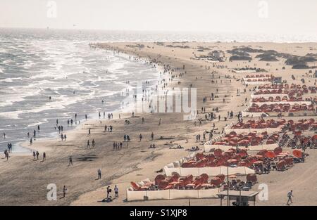 Les personnes fréquentant les plages d'un soleil d'hiver sur la plage de sable de Maspalomas, Gran Canaria. Banque D'Images