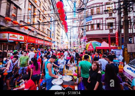 La célébration du Nouvel An lunaire chinois à Ongpin St., Binondo, Manille, Philippines. Le 16 février 2018. Banque D'Images