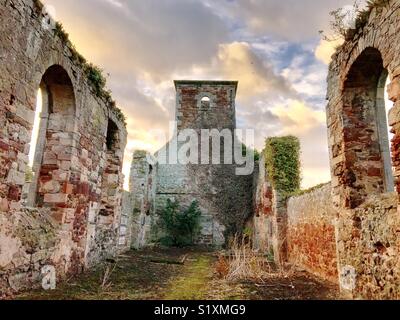 Un tir d'une église abandonnée dans un des parcs publics de la ville balnéaire de North Berwick, Ecosse, Royaume-Uni Banque D'Images