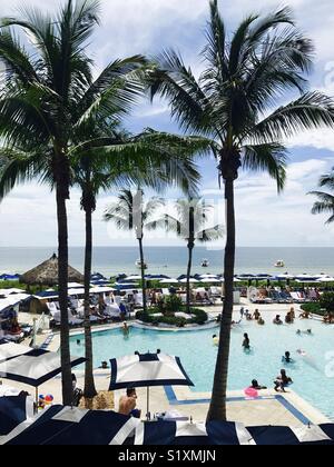 Le Ritz Carlton Sarasota Beach Club propose une piscine à quelques pas de la plage de sable de Lido Key. Banque D'Images