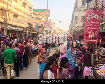 Un marché de rue animée à Varanasi, Inde Banque D'Images