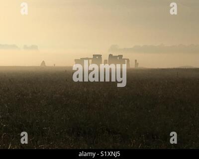 Lever du soleil à Stonehenge. Banque D'Images