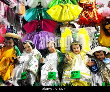 L'Enfant Jésus sculptures à vendre dans un marché à Oaxaca, Mexique Banque D'Images