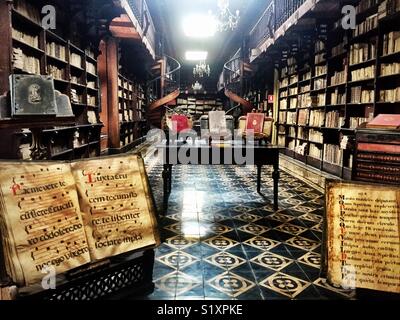 Bibliothèque d'anciens manuscrits rares livres au monastère de San Francisco de Lima, Pérou Banque D'Images