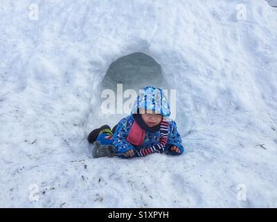 Bébé garçon n'aime pas la neige Banque D'Images