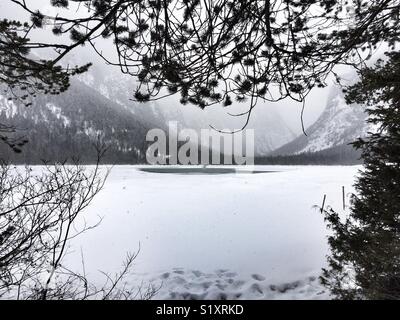 Il neige sur le lac Dobbiaco, Italie. Banque D'Images