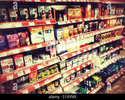 Boots the Chemist, intérieur, bien approvisionné avec une variété de médicaments en vente libre Banque D'Images