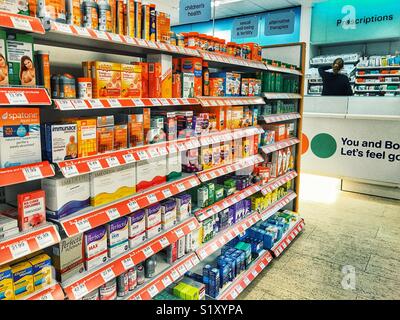 Boots the Chemist, intérieur, bien approvisionné avec une variété de médicaments en vente auprès d'un pharmacien derrière le comptoir ordonnances Banque D'Images