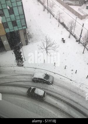 Vue aérienne sur la rue couverte de neige et deux voitures Banque D'Images