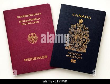 Deux passeports : l'Union européenne et le Canada. Banque D'Images